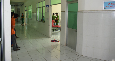 Kẻ biến thái đột nhập nhà vệ sinh đòi quan hệ tình dục với sản phụ