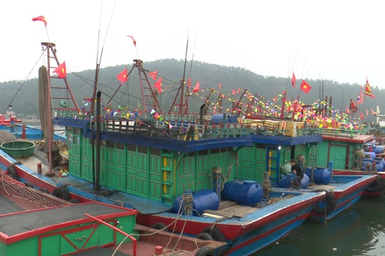 Ban Tôn giáo Chính phủ tặng 1.000 cờ Tổ quốc cho ngư dân Cửa Lò