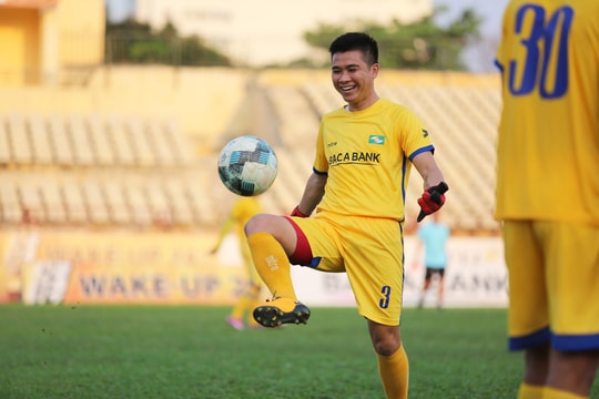 Khủng hoảng thủ môn, SLNA tính phương án để trung vệ Thế Nhật xỏ găng