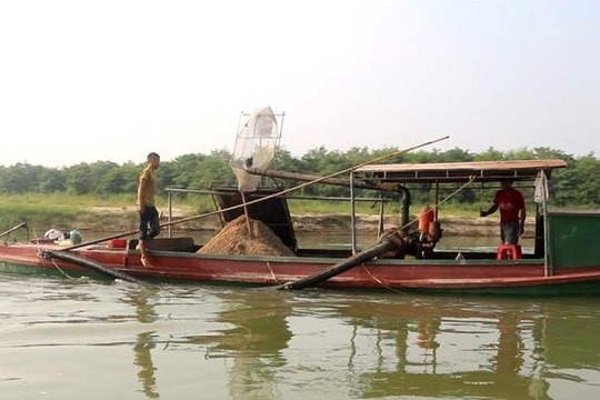 Xử phạt thuyền hút cát trái phép trên sông Lam