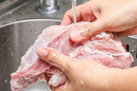 Sai lầm khi rửa thịt phần lớn người Việt đang mắc gây hại cho sức khỏe