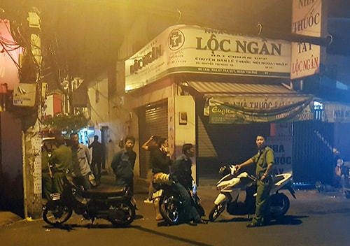 Cụ bà 71 tuổi thuê người bắn 'tình trẻ' 