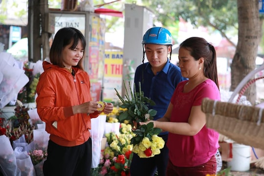 Thị trường 8/3 ở Nghệ An: Quà tặng lên ngôi, hoa tươi tăng giá nhẹ