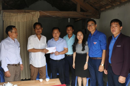 Trao hơn 50 triệu đồng hỗ trợ cho cháu bé bị rắn cắn nguy kịch