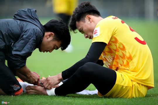 Bùi Tiến Dũng gặp sự cố ngay buổi tập đầu tiên ở U23 Việt Nam