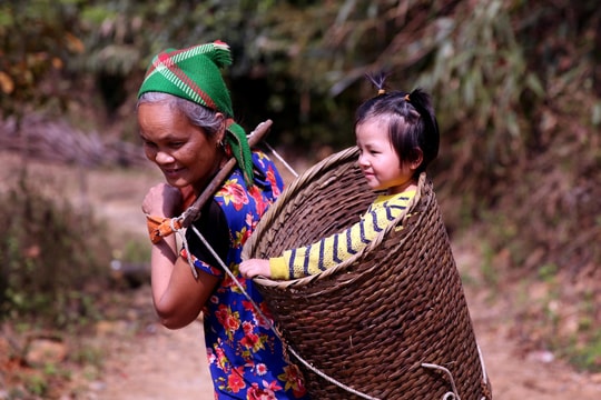  Ấm áp mẹ địu con lên nương, xuống chợ