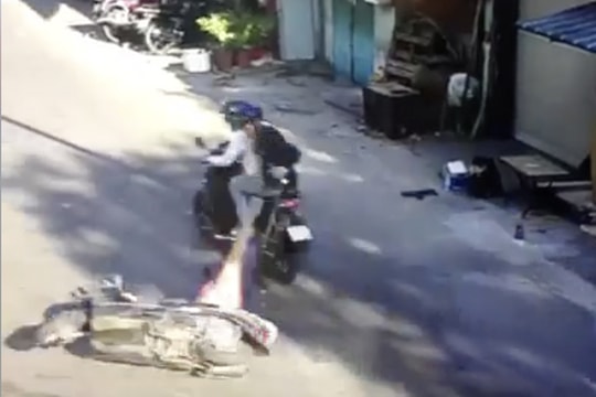 Nhóm cướp giật kéo ngã xe của một phụ nữ mang thai trên đường