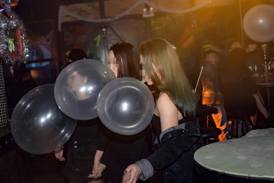 Cận cảnh thanh niên ở Nghệ An say sưa hít bóng cười