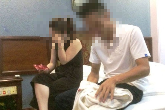 Chồng tố cáo vợ giáo viên vào khách sạn với nam sinh lớp 10