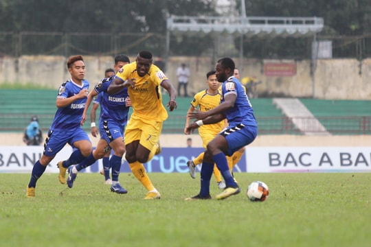 HIGHLIGHT: Michael Olaha tỏa sáng, SLNA thắng Bình Dương