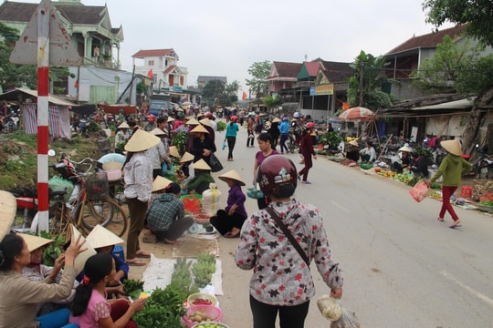Nghệ An: Chợ tiền tỷ bỏ hoang, dân tràn ra đường buôn bán