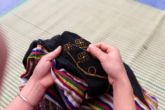 Phụ nữ vùng cao trổ tài thêu váy, quay tơ, đan giỏ tằm... trong ngày 8/3