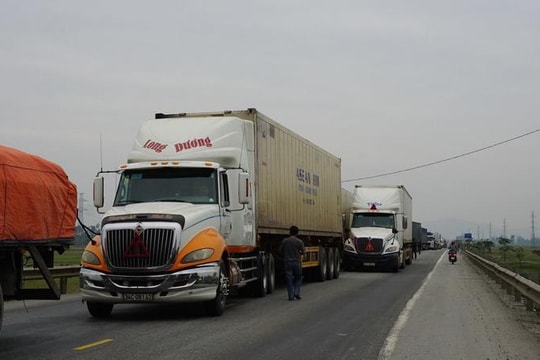 Nhóm thanh niên bịt mặt ra đường tránh QL1A chặn xe khách vòi tiền