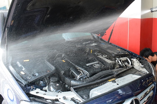 Có nên rửa khoang động cơ ô tô?