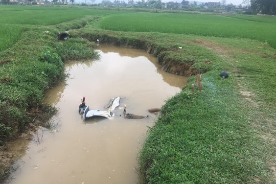 Phát hiện thi thể nam thanh niên dưới mương nước