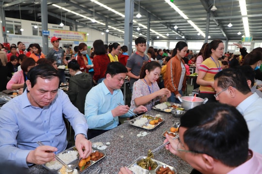 Chủ tịch UBND tỉnh Thái Thanh Quý dùng bữa trưa cùng công nhân nhà máy may