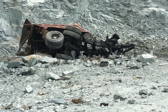  Chồng lái xe ben rơi xuống vực sâu tử vong, vợ khóc thảm