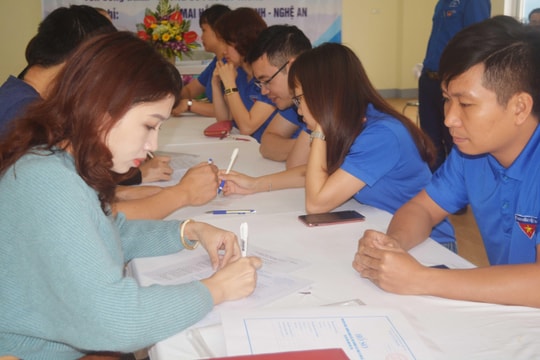 Đoàn viên thanh niên thành phố Vinh giúp người dân kê khai thủ tục cấp “sổ đỏ”