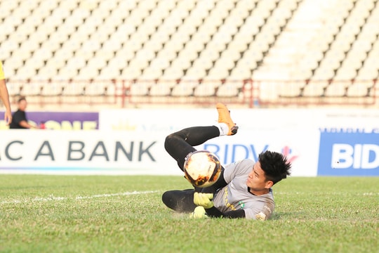 Thủ môn Trần Văn Tiến: Từ 'kẻ đóng thế'  thành 'vị cứu tinh'