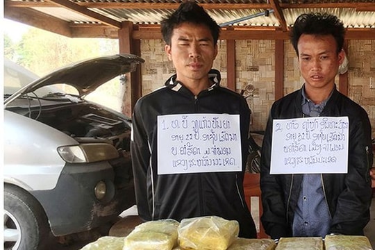 Thủ súng vận chuyển ma túy, lao thẳng vào xe của lực lượng chức năng