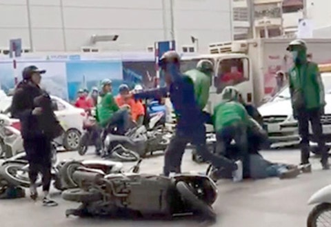 Cảnh sát hình sự bị chém khi vây bắt nhóm dàn cảnh đụng xe để trộm