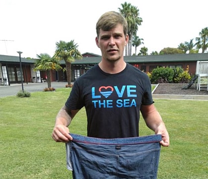 Rơi xuống biển, du khách Đức thoát chết nhờ một chiếc quần bò