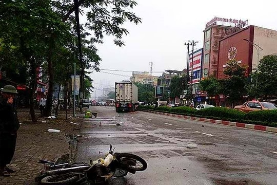 Nghệ An: Va chạm với xe container, 2 người thương vong