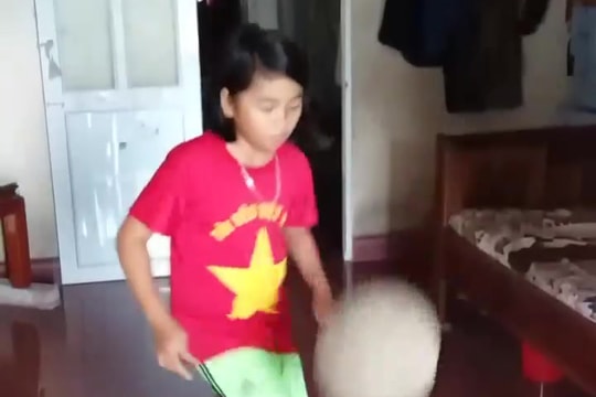 Thích thú với clip cô bé học sinh tiểu học Nghệ An tâng bóng điệu nghệ