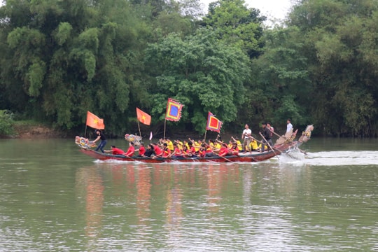 Náo nức hội đua thuyền trên sông Lam