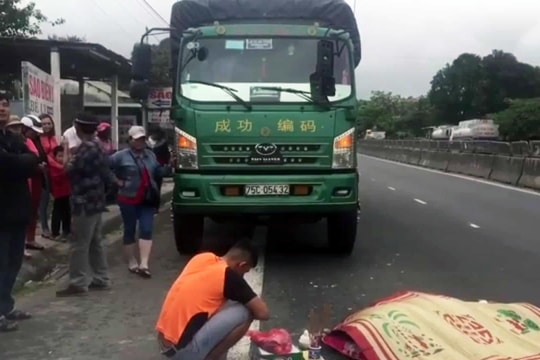 Vừa từ cabin xuống, tài xế xe tải bị xe khách đâm chết thảm