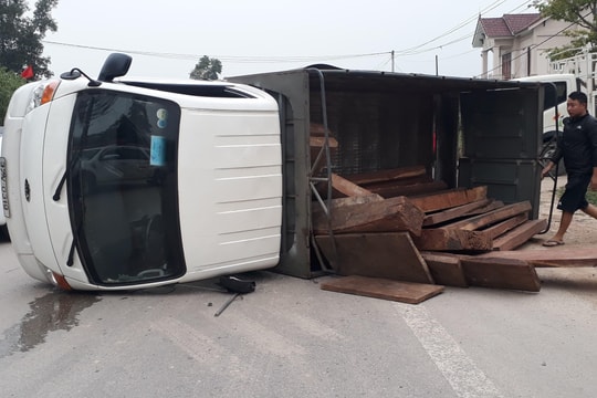 Tránh xe buýt ngược chiều, xe chở gỗ lật nghiêng trên quốc lộ 48