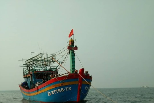 Tàu cá và 16 ngư dân gặp nạn phát tín hiệu cấp cứu trên biển