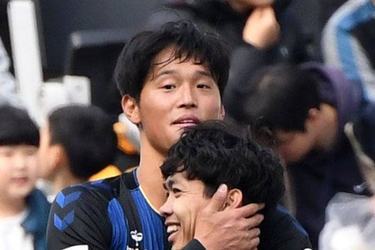 Lập cú đúp cho Incheon, Công Phượng phải rời sân do bị đau