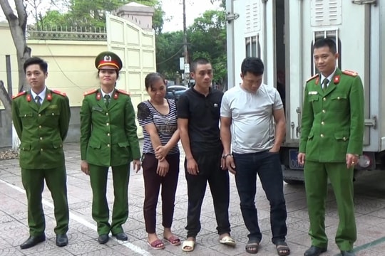Công an Nghệ An: Trao thưởng vụ truy bắt người đàn bà ôm 2 tỷ đồng chạy trốn 21 năm