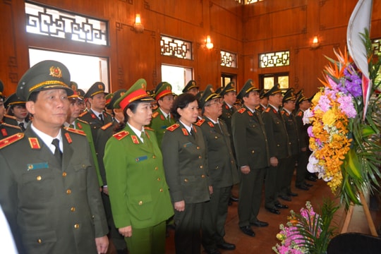 Đoàn đại biểu Công an nhân dân dâng hoa tại Khu di tích Kim Liên