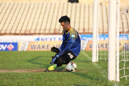 Trần Văn Tiến chấn thương, SLNA không còn thủ môn tập luyện 