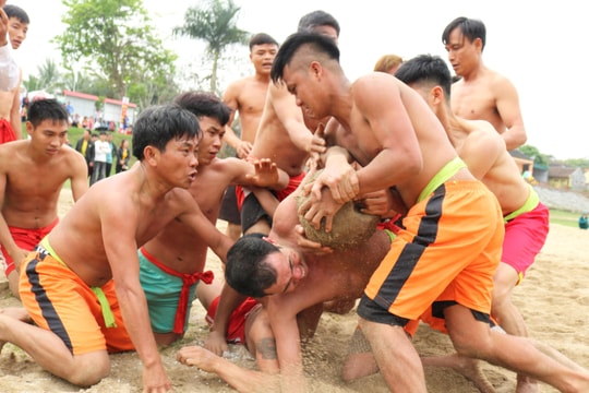 Trai tráng tranh nhau cướp cù trong lễ hội ở ngôi đền thiêng bậc nhất xứ Nghệ