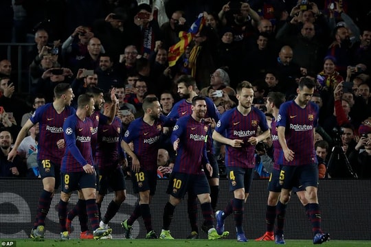 Liverpool và Barcelona vào tứ kết Champions League