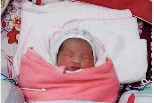 Tìm người thân cho bé gái 1 ngày tuổi bị bỏ rơi trước cổng nhà dân ở Nghệ An