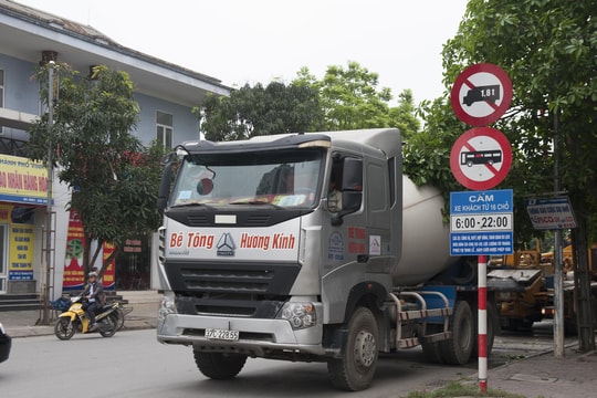 Bất chấp biển cấm, xe khủng vẫn vô tư lưu thông trong nội thành Vinh