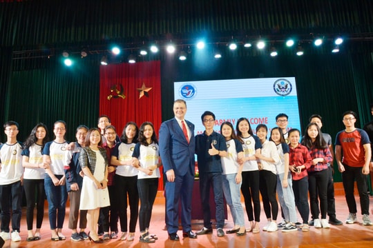 Sinh viên Đại học Vinh gây ấn tượng mạnh với Đại sứ Hoa Kỳ