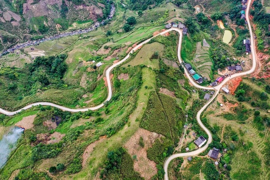 Những cung đường uốn lượn đẹp như tranh vẽ ở miền Tây xứ Nghệ