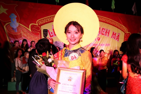 Nữ sinh lớp 12 đạt giải Nhất cuộc thi Nữ sinh thanh lịch Lễ hội Đền Bạch Mã