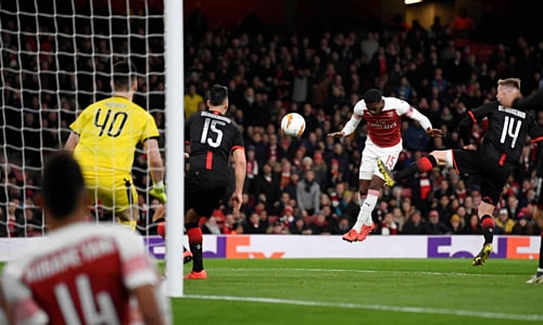 Arsenal ngược dòng vào tứ kết Europa League