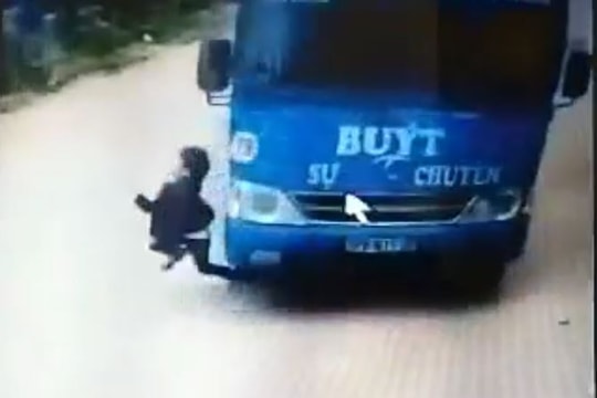 Cháu bé 6 tuổi thoát chết nhờ cú bẻ lái của tài xế