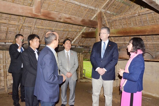 Đại sứ Hoa Kỳ thăm Khu Di tích Kim Liên