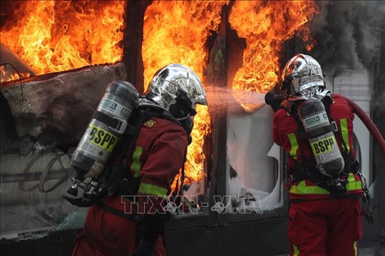 Biểu tình “Áo vàng” Pháp biến thành bạo lực; Tổng thống Mỹ lần đầu dùng quyền phủ quyết