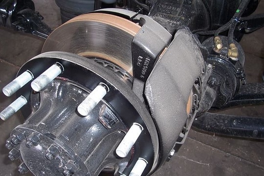 Quá trình phanh một chiếc xe container diễn ra như thế nào?