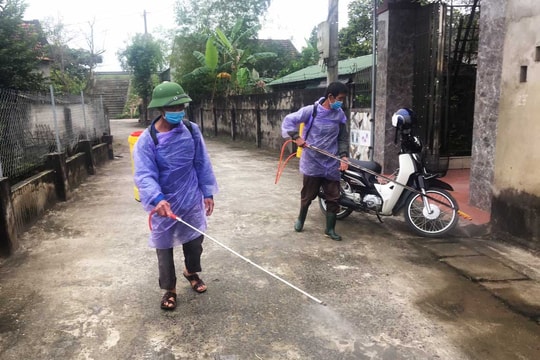 Hưng Nguyên cấp 400 lít hóa chất phun phòng dịch tả lợn châu Phi