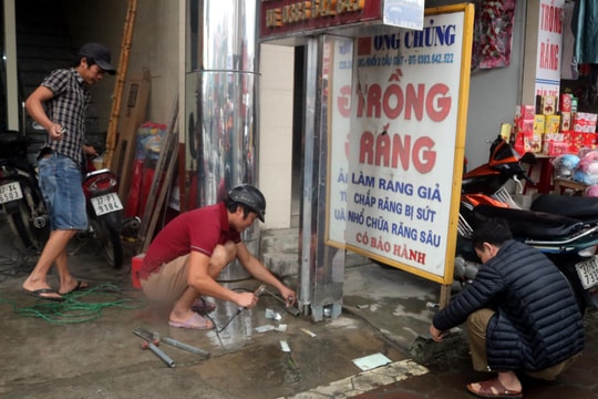 Ra quân tháo dỡ biển quảng cáo sai quy định ở Quỳnh Lưu